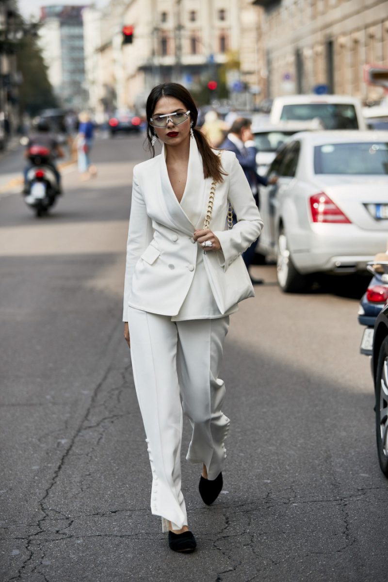 Mặc nguyên một set đồ cùng tông màu giúp cơ thể trông liền mạch, tạo hiệu ứng kéo dà