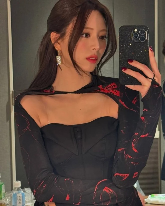 Yuna cũng lựa chọn cách mix-match bolero theo hướng trẻ trung và năng động.