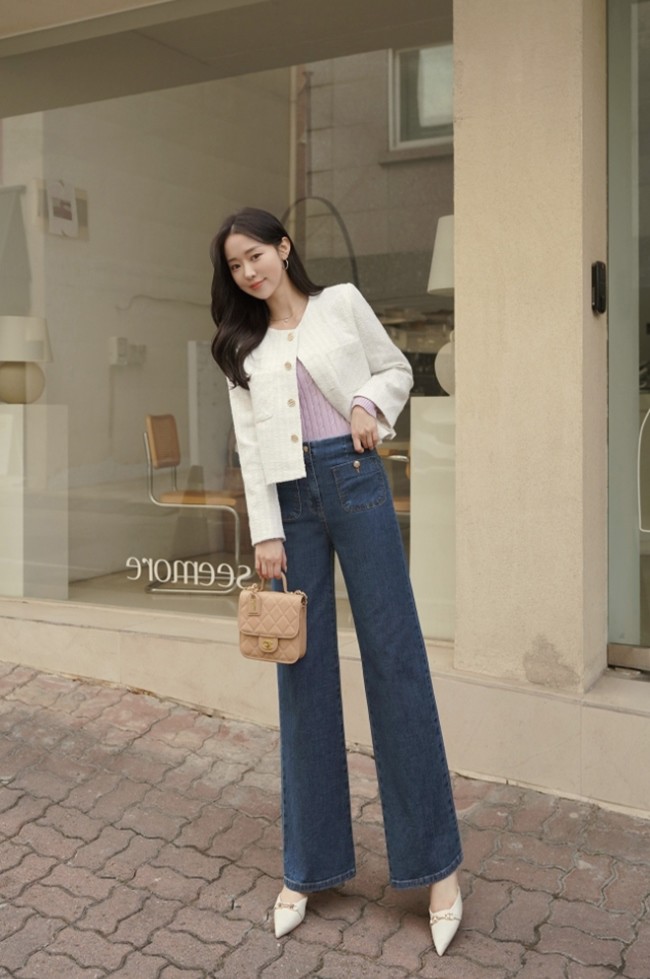 Áo tweed và quần jeans mang đến vẻh thanh lịch, chỉn chu nhất, phái đẹp công sở nên chọn kiểu quần jeans dáng suông