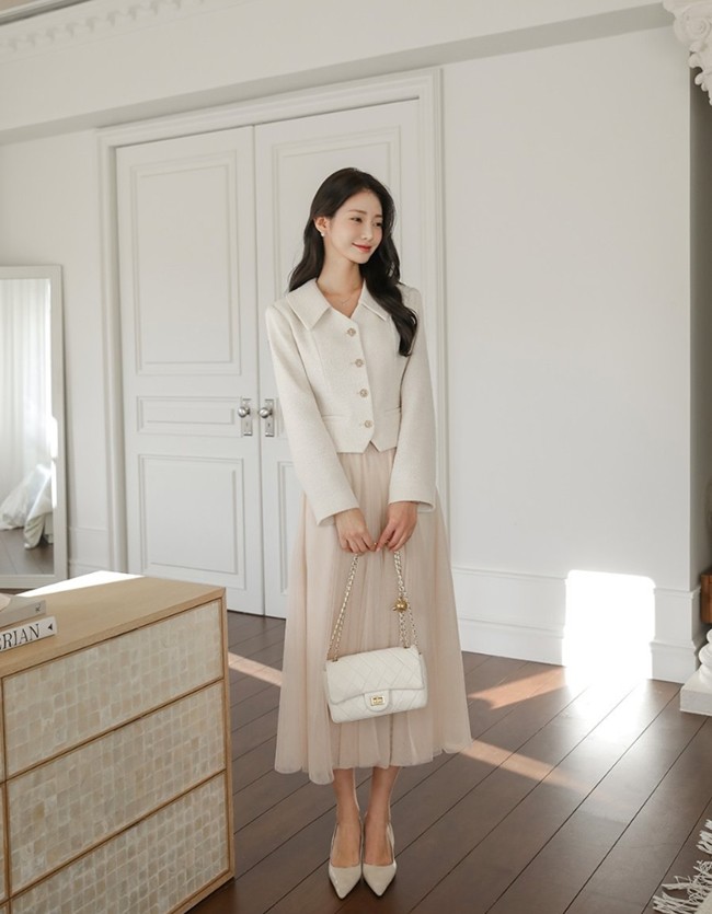 Nét trưởng thành, chỉn chu đặc trưng của áo tweed sẽ giúp cân bằng sự điệu đà, tiểu thư của chân váy voan dáng dài