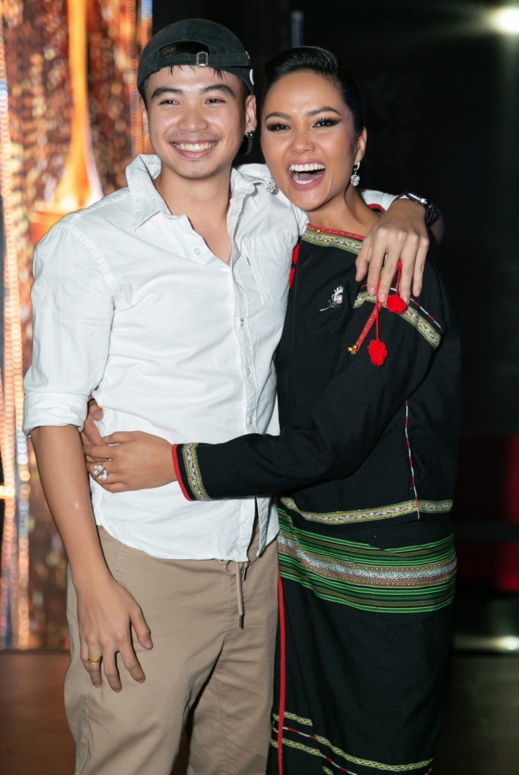 Bạn trai của H'Hen Niê là Tuấn Khôi, hơn cô 3 tuổi và là nhiếp ảnh gia kiêm đạo diễn có tiếng trong showbiz.