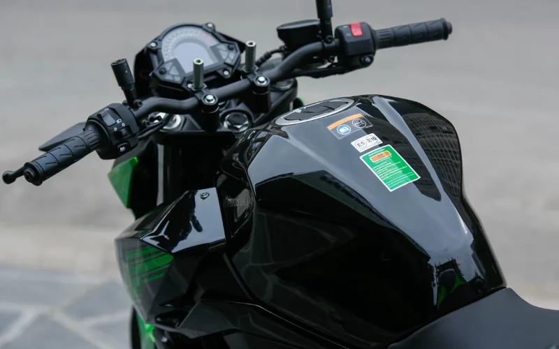 kawasaki-z400-10-png Bình xăng của Kawasaki Z400 2025 được thiết kế nhô cao và mang dáng vẻ cơ bắp