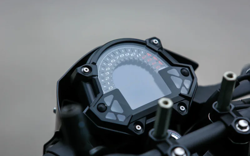 kawasaki-z400-11-png Màn hình này hiển thị đầy đủ các thông tin cần thiết cho người lái, bao gồm vận tốc di chuyển, vị trí số hiện tại, vòng tua máy,...