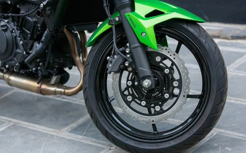 kawasaki-z400-12-png Mâm xe 17 inch có thiết kế 5 chấu