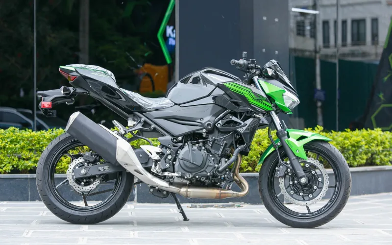 kawasaki-z400-13-png Kawasaki Z400 2025 sở hữu tổng thể to lớn và nam tính, nổi bật với các đường cong uốn lượn đầy táo bạo kết hợp cùng màu sơn nam tính và động cơ mạnh mẽ