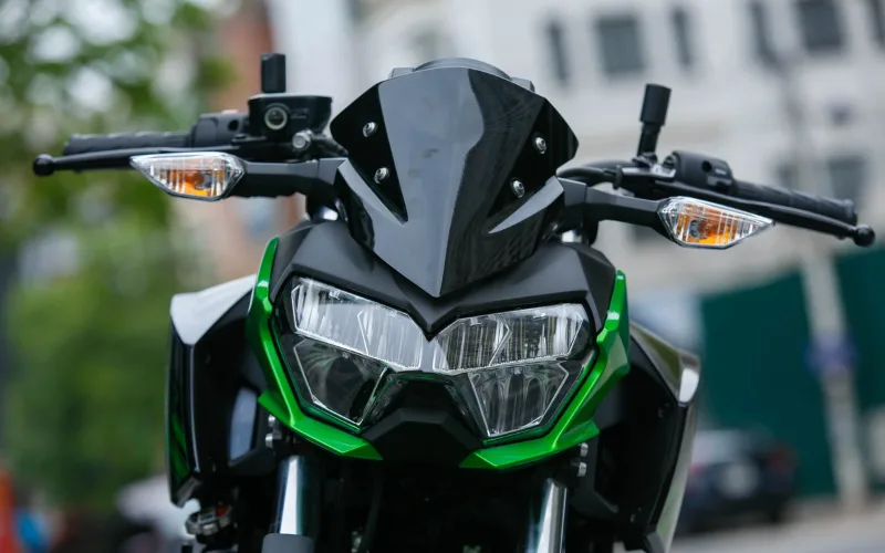 kawasaki-z400-3-png Điểm thu hút sự chú ý nhất ở phần đầu xe là cụm đèn chiếu sáng, bao gồm tới bốn mô-đun LED được xếp thành hai tầng