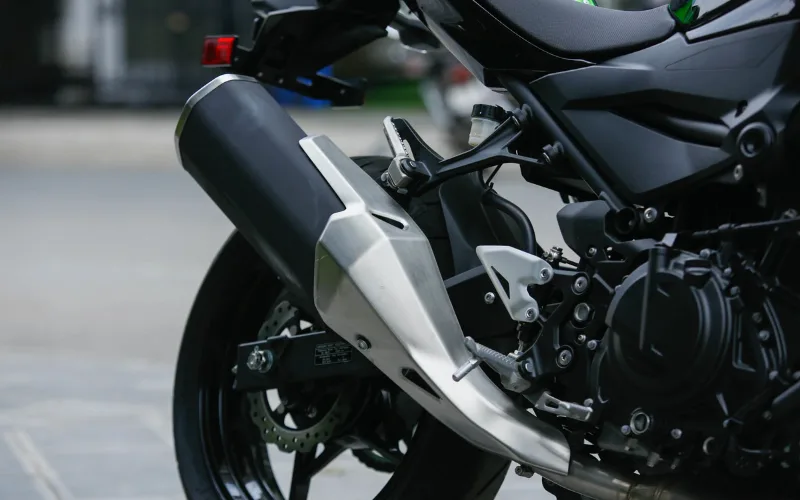 kawasaki-z400-4-png Hệ thống treo của Kawasaki Z400 2025 bao gồm phuộc trước dạng ống lồng đôi với đường kính 41 mm, ở phía sau xe sử dụng phuộc lò xo trụ đơn