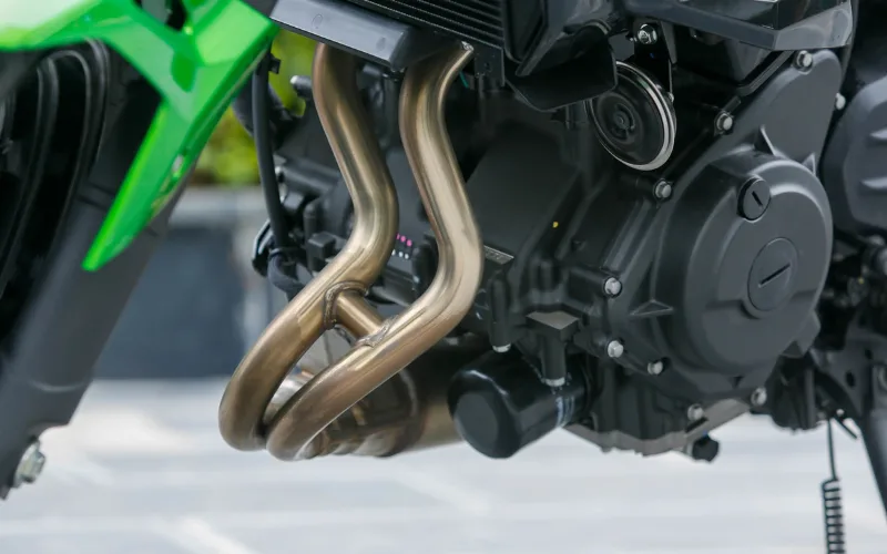 kawasaki-z400-5-png Kawasaki Z400 2025 được trang bị động cơ 4 thì, với cấu trúc 2 xi-lanh song song, sử dụng trục cam đôi DOHC và hệ thống làm mát bằng chất lỏng