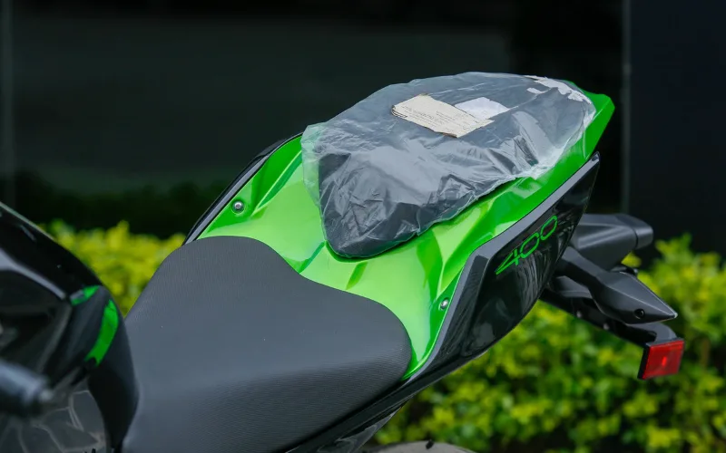 kawasaki-z400-7-png Yên xe có thiết kế vuốt cao mang đậm tính thể thao và cá tính, bao gồm hai tầng tách biệt và có phần đệm mỏng
