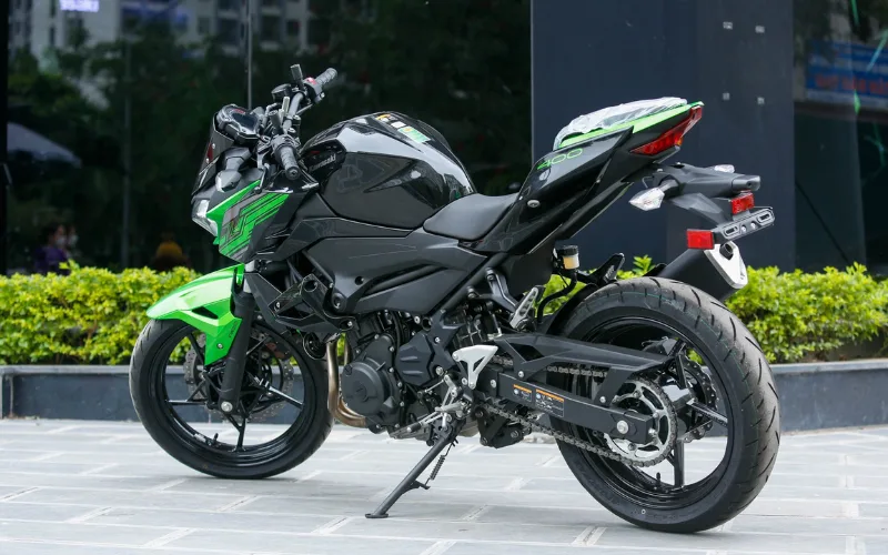 kawasaki-z400-9-png Khi nhìn từ phía hông xe, Kawasaki Z400 mang đến cảm giác khá nhỏ gọn