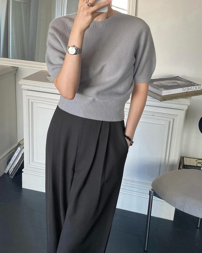 Áo len cộc tay là món thời trang phủ sóng thời trang mang nét dịu dàng, nữ tính.