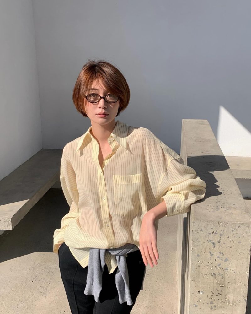 Mẫu áo sơ mi nổi bật hơn là áo màu pastel, áo kẻ sọc hoặc áo màu đậm.