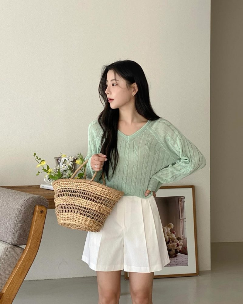 Áo len mỏng chính là lựa chọn lý tưởng giúp vẻ ngoài của người mặc sẽ toát lên nét dịu dàng, nữ tính.