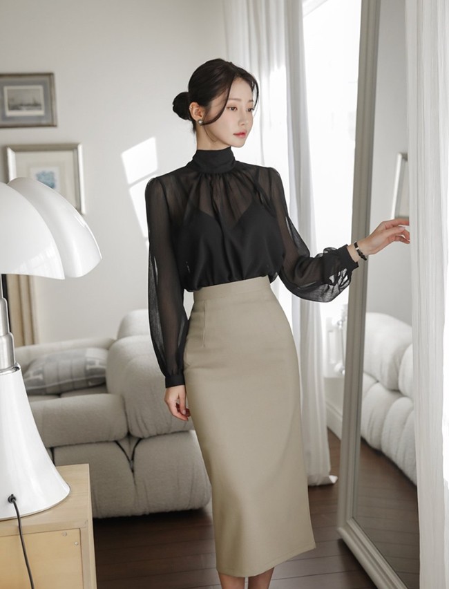 Chất vải xuyên thấu với gam màu đen tạo ra nét gợi cảm nhưng vẫn sang trọng