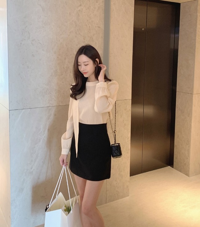 Các nàng có thể chọn chân váy chữ A xòe nhẹ hoặc xếp ly xòe rộng.