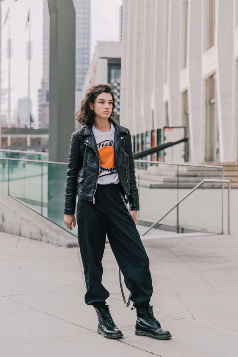 Nàng có thể kết hợp áo khoác da cùng kiểu áo mỏng nhẹ như áo thun phom rộng, tank top.