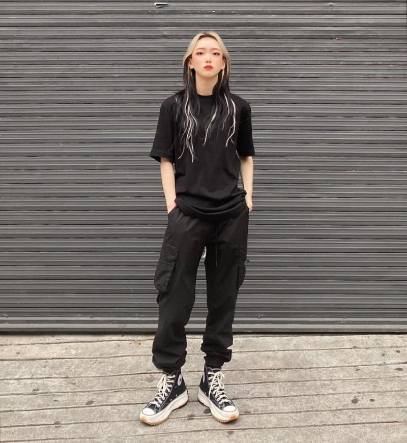 Với thiết kế phóng khoáng nhưu áo nhuộm loang màu, áo thun phom rộng mang đến nhiều bản phối thời thượng cho các tín đồ của phong cách tomboy.