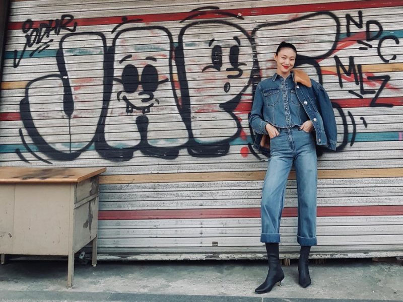 Đối với phong cách thời trang tomboy, trang phục denim thường hướng đến màu sắc có phần trầm như: xanh đen hay xám ghi.