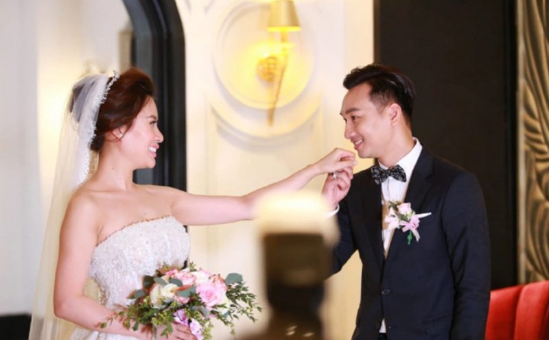 saoveti-1459 Màn kí kết “Hợp đồng hôn nhân” trong đám cưới của MC Thành Trung diễn ra trong đám cưới gây chú ý.