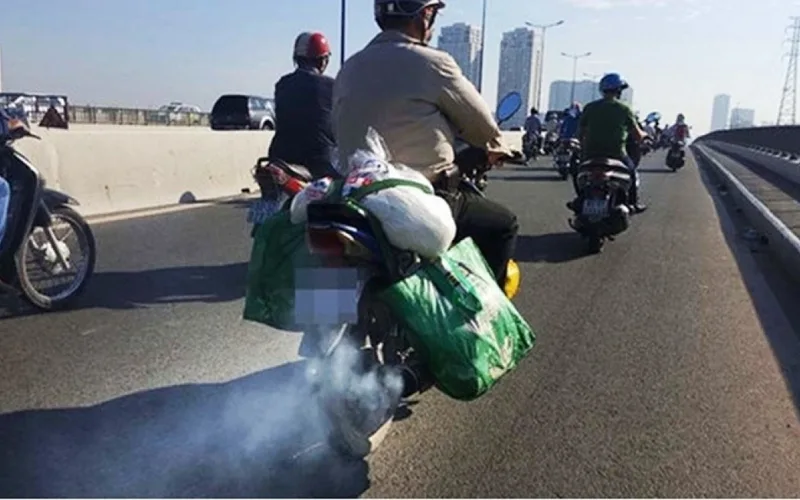 Theo quy định mới nhất tại Khoản 1 và khoản 2 Điều 27 Thông tư 47/2024/TT-BGTVT thì xe máy có thời gian sản xuất trên 05 năm (tính từ năm sản xuất) sẽ phải mang xe đến các cơ sở đăng kiểm để kiểm định khí thải