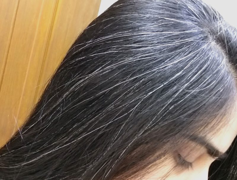 Sau tuổi 40, các tế bào hắc tố trong nang tóc sẽ bắt đầu giảm, và tóc của chúng ta sẽ bạc dần. (Ảnh minh họa)