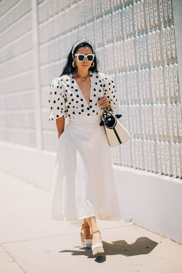 Nếu bạn yêu thích phong cách cổ điển, hãy thử kết hợp áo chấm bi đen với chân váy midi chữ A.