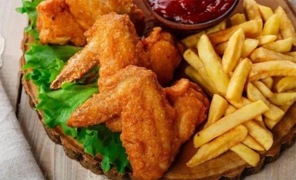 Các loại đồ ăn nhanh như gà rán, khoai tây chiên thường chứa nhiều hormone có thể ảnh hưởng đến hệ nội tiết của trẻ, làm tăng nguy cơ dậy thì sớm.