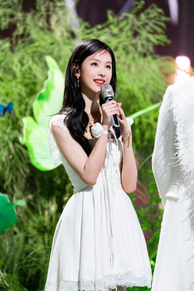 Hot lại clip mới vào nghề của đối thủ Chương Nhược Nam, có 1 điểm gây tiếc nuối- Ảnh 16.