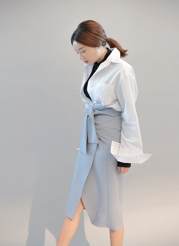 Mặc áo len cổ lọ bên trong áo sơ mi kẻ sọc sẽ giúp bạn giữ ấm mà vẫn thời thượng