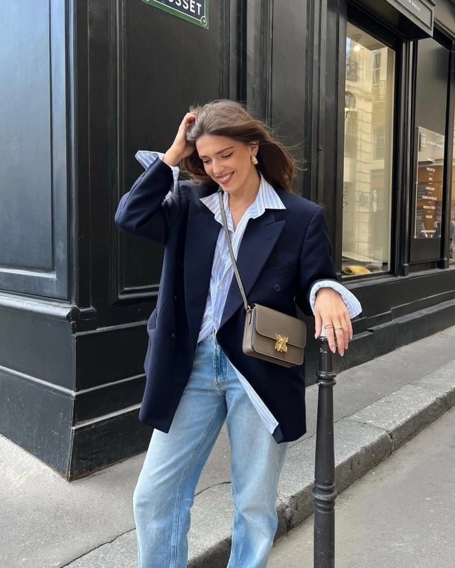 Thêm một lớp blazer trên áo sơ mi kẻ sọc, bạn đã có ngay outfit chuẩn chỉnh cho những buổi thuyết trình hoặc họp quan trọng