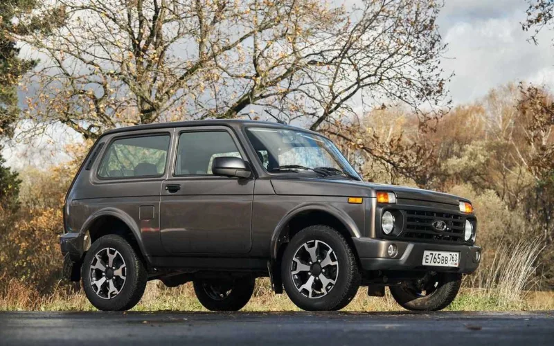 Lada Niva là một mẫu SUV 2 cửa mang thiết kế gợi nhớ đến Suzuki Jimny
