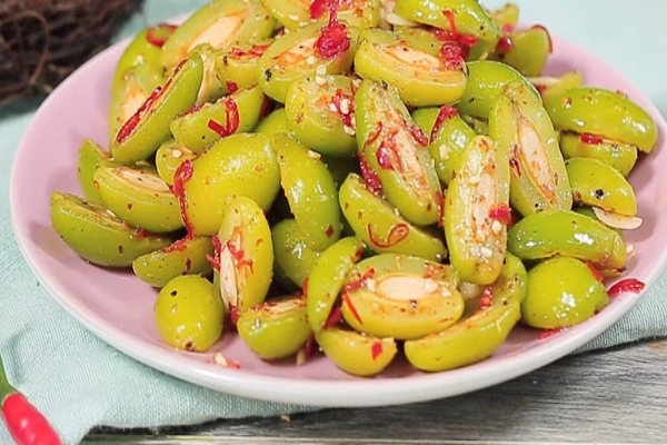 dac-san-qua-nhot-1-0749 Không dừng lại ở việc bán quả tươi, nhót còn được chế biến thành nhiều sản phẩm đa dạng như mứt, siro, rượu nhót và thậm chí là mỹ phẩm