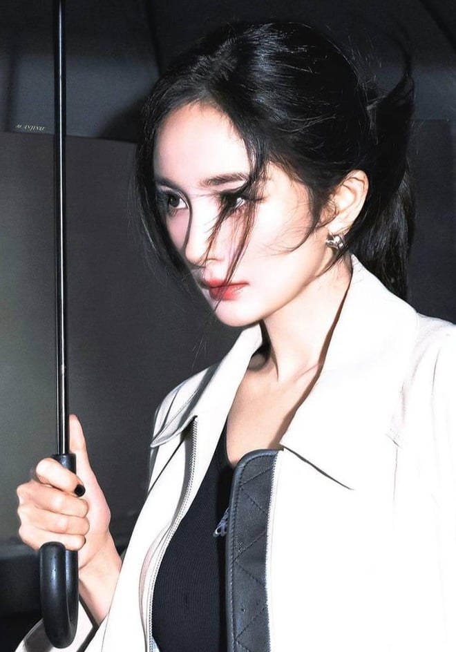 Đôi mắt cô có độ xếch nhẹ ở phần đuôi, tạo nên ánh nhìn sắc sảo, thông minh