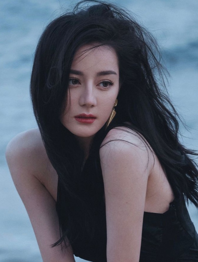 Đôi mắt của cô mang hình dáng dài, đuôi cong nhẹ, tạo nên ánh nhìn đầy mê hoặc.