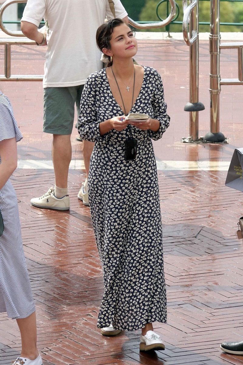 Bí quyết mặc đẹp cho cô nàng đùi kém thon là các thiết kế được làm từ chất liệu mỏng nhẹ.