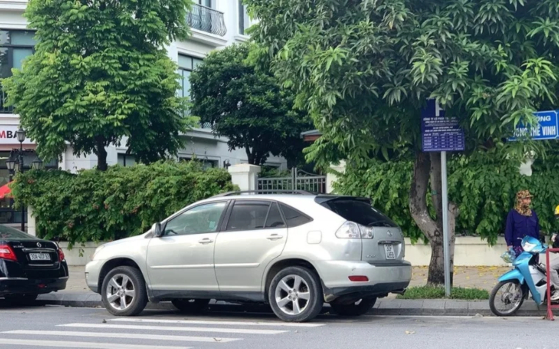 dung-do-hoac-quay-dau-xe-tai-noi-danh-cho-nguoi-di-bo-bi-phat-bao-nhieu-2-png Quy định xử phạt lỗi dừng, đỗ xe trên vạch kẻ đường cho người đi bộ