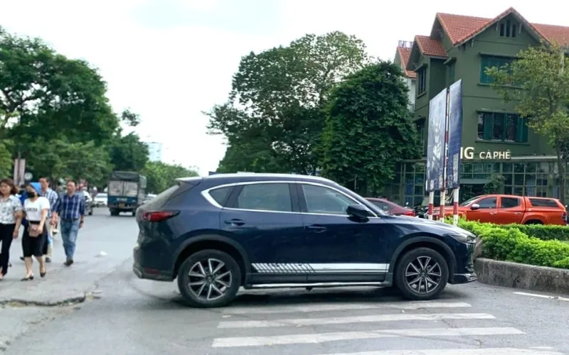 dung-do-hoac-quay-dau-xe-tai-noi-danh-cho-nguoi-di-bo-bi-phat-bao-nhieu-3-png Vạch kẻ đường cho người đi bộ và tầm quan trọng của nó