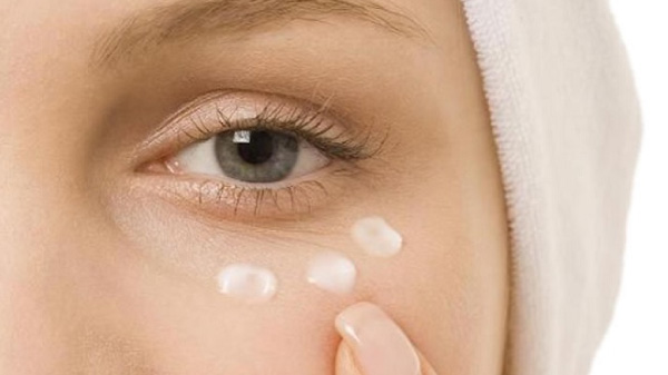 Việc thoa quá nhiều kem không chỉ gây bí da mà còn có thể khiến sản phẩm đọng lại