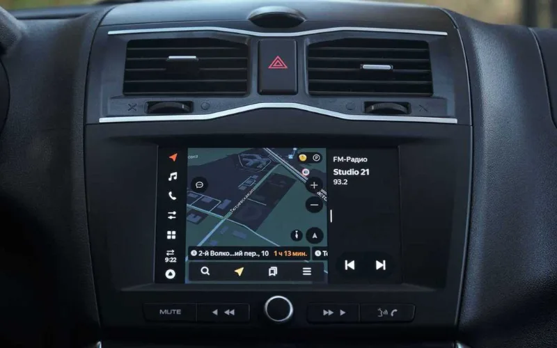 Về màn hình cảm ứng, có thể chỉ được trang bị trên bản cao cấp của dòng xe Lada Granta tại Việt Nam do trang bị này ở bản tiêu chuẩn không có