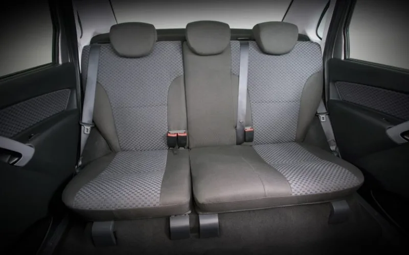 Hàng ghế thứ 2 ở phía sau xe Lada Granta 2025 có thể ngồi được 2 người, nếu di chuyển với 03 người sẽ khá chật chội