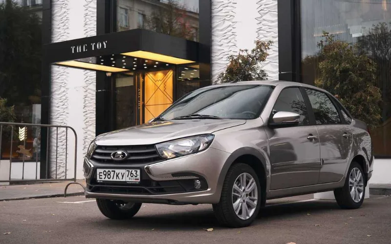 Trang bị an toàn của Lada Granta 2025 cũng khá đầy đủ với các 1 - 2 túi khí, dây đai an toàn 3 điểm, phanh ABS,...