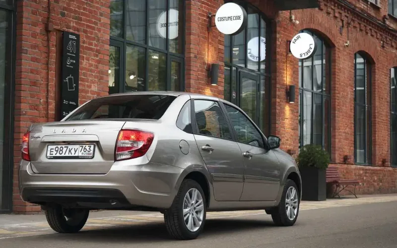 Đuôi xe Lada Granta 2025 được cho là khá "cổ" khi trang bị cụm đèn hậu to bản tích hợp tất cả các đèn