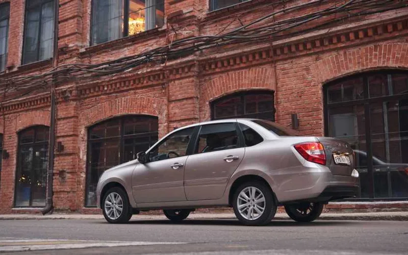 Thân xe Lada Granta 2025 trường dài với chiều dài cơ sở 2.476 (mm)