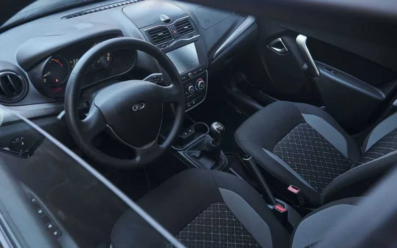 Nhìn qua hình ảnh, khoang cabin của Lada Granta 2025 khá chật chội và không được thoải mái như các dòng Sedan hạng B khác tại Việt Nam