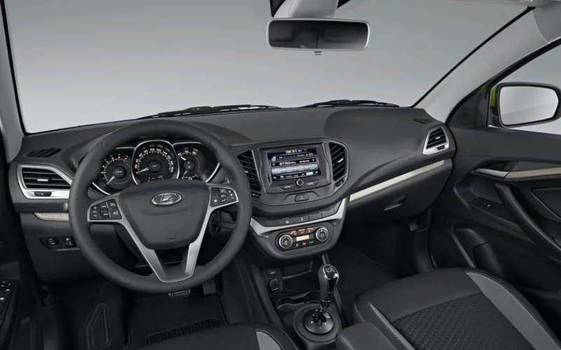 lada-vesta-9-png Bảng táp lô của xe được thiết kế theo hướng tối ưu hóa tính thực dụng, với các nút bấm chức năng được sắp xếp ở vị trí ngang tầm tay người lái, giúp việc thao tác trở nên dễ dàng