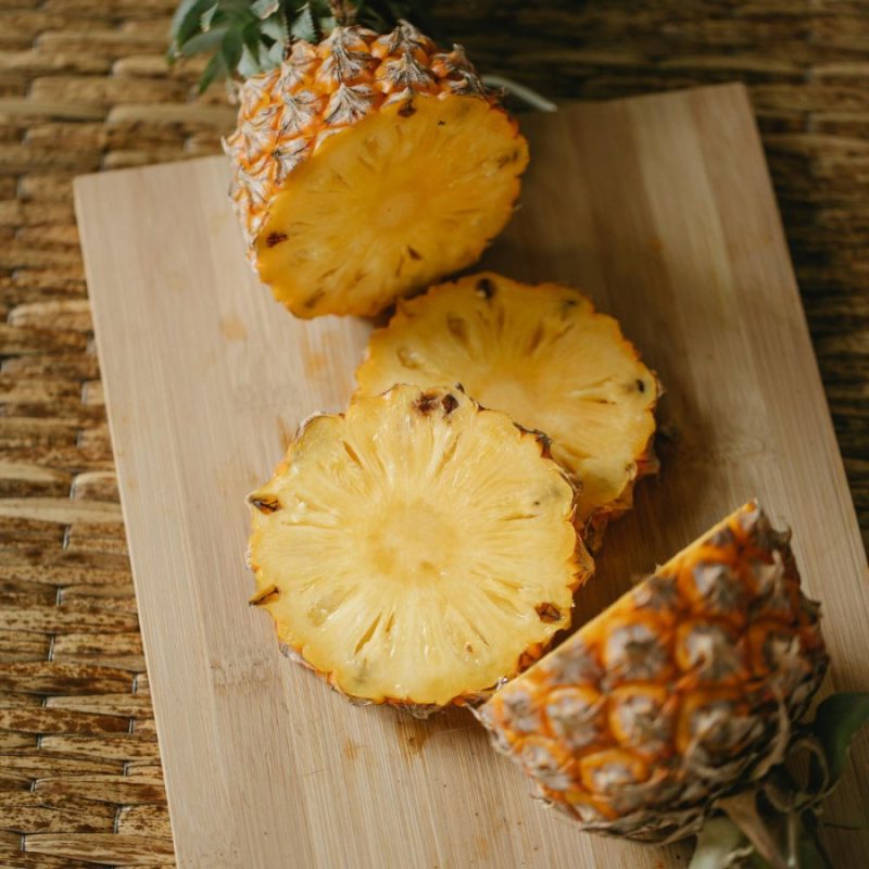 Nhờ hàm lượng vitamin C và axit ascorbic cao, dứa có thể giúp giảm tình trạng da không đều màu và làm mờ các vết thâm.