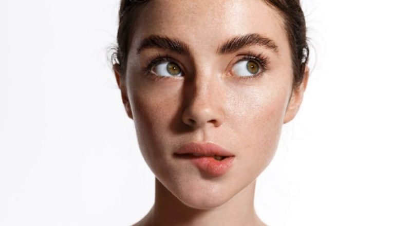 Khi áp điện thoại lên mặt, vi khuẩn từ màn hình có thể xâm nhập vào da, gây ra mụn,