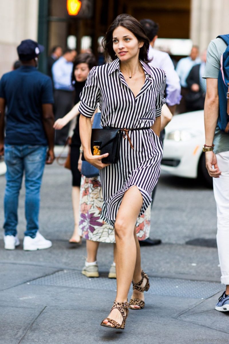 Nếu quá bận rộn vì đi làm, hãy chọn váy sơmi cổ điển và thêm chú đôi giày nổi bật.