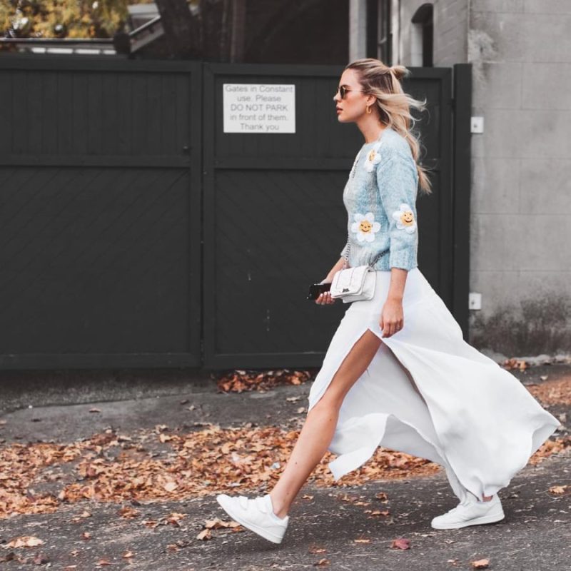 ầm hoặc chân váy midi nữ tính cùng giày sneakers năng động sẽ tạo nên tổng thể đối lập thú vị.