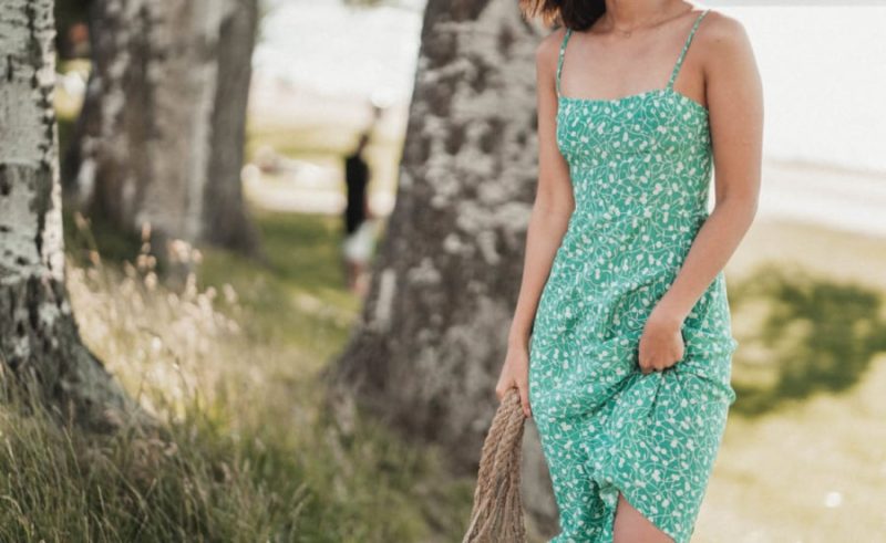 Áo hai dây lụa hoặc đầm hai dây màu sắc tươi mát sẽ là sự lựa chọn phù hợp.